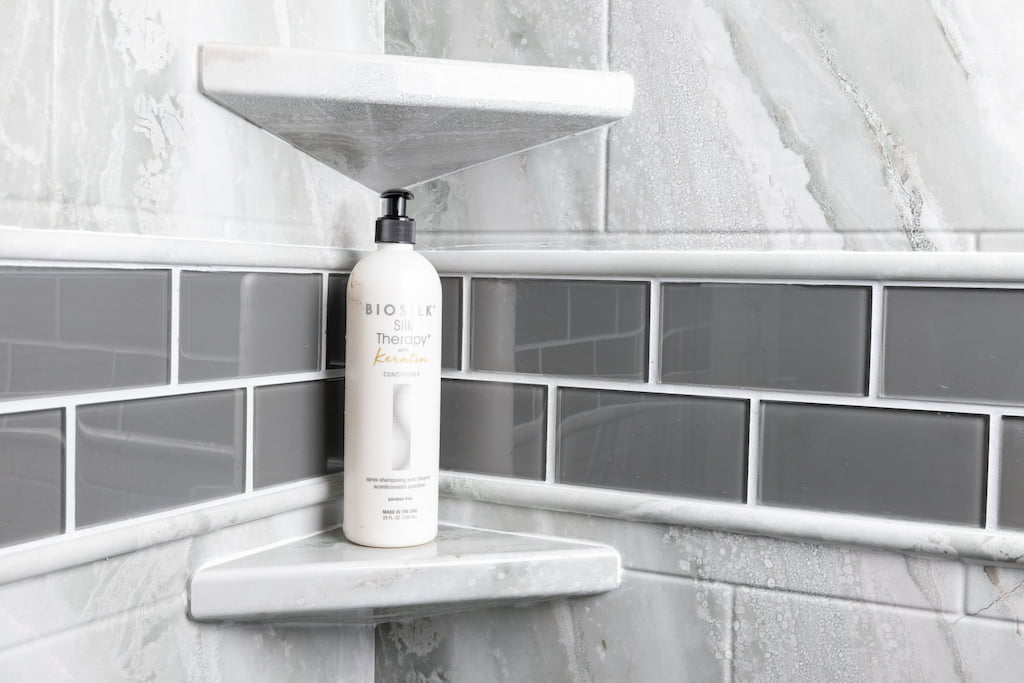 Monterey DuraBath™ Wall Surround and Shelves Photo